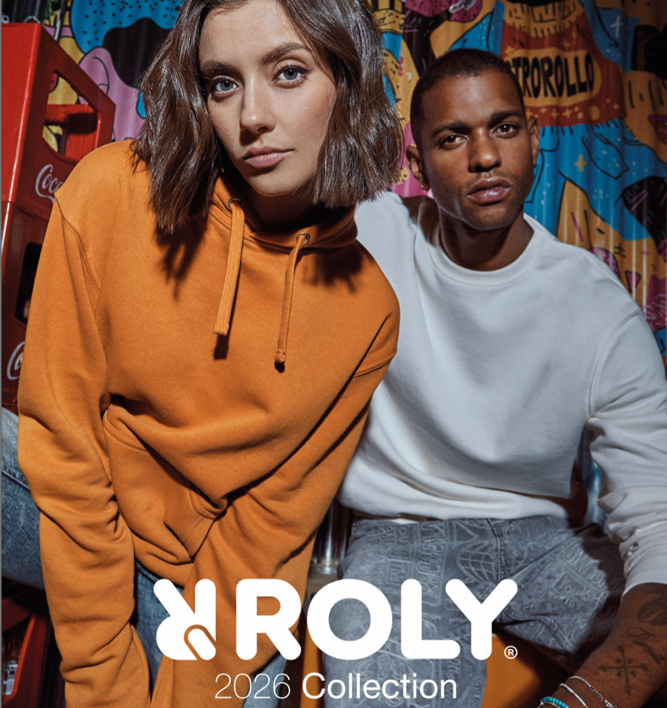 Roly 2026 Collection : sweat-shirts et hoodies personnalisables portés par deux modèles
