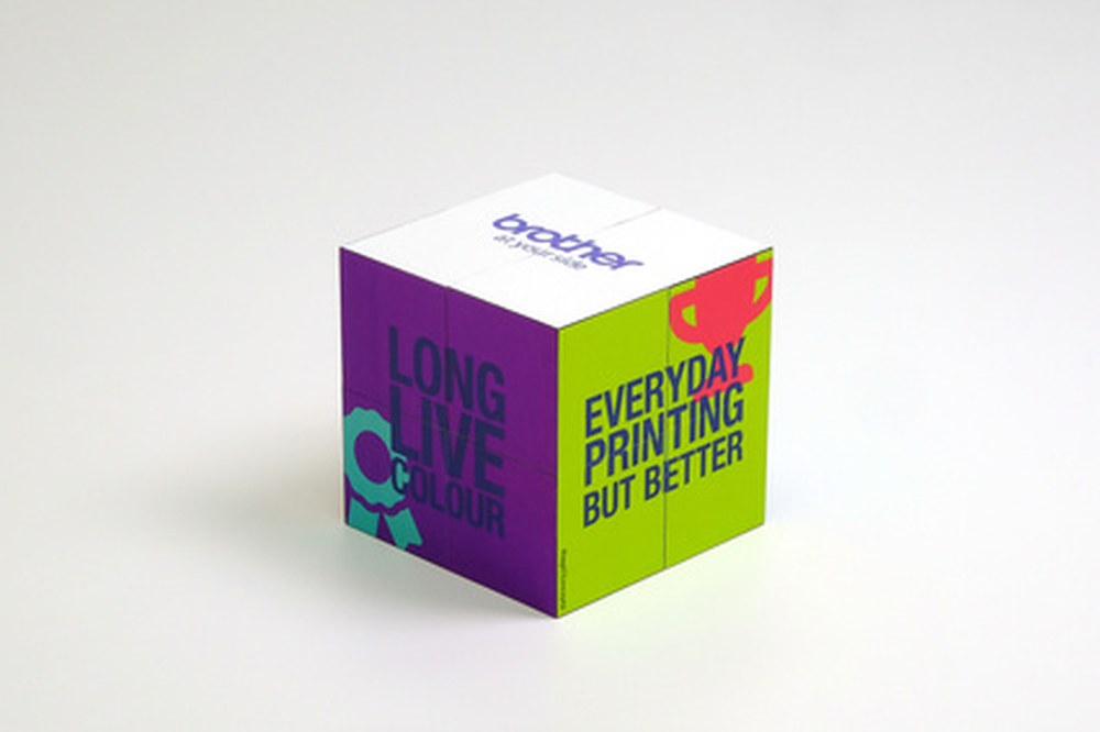 Magic Cube® Brother fermé aux couleurs de la marque, format compact de bureau