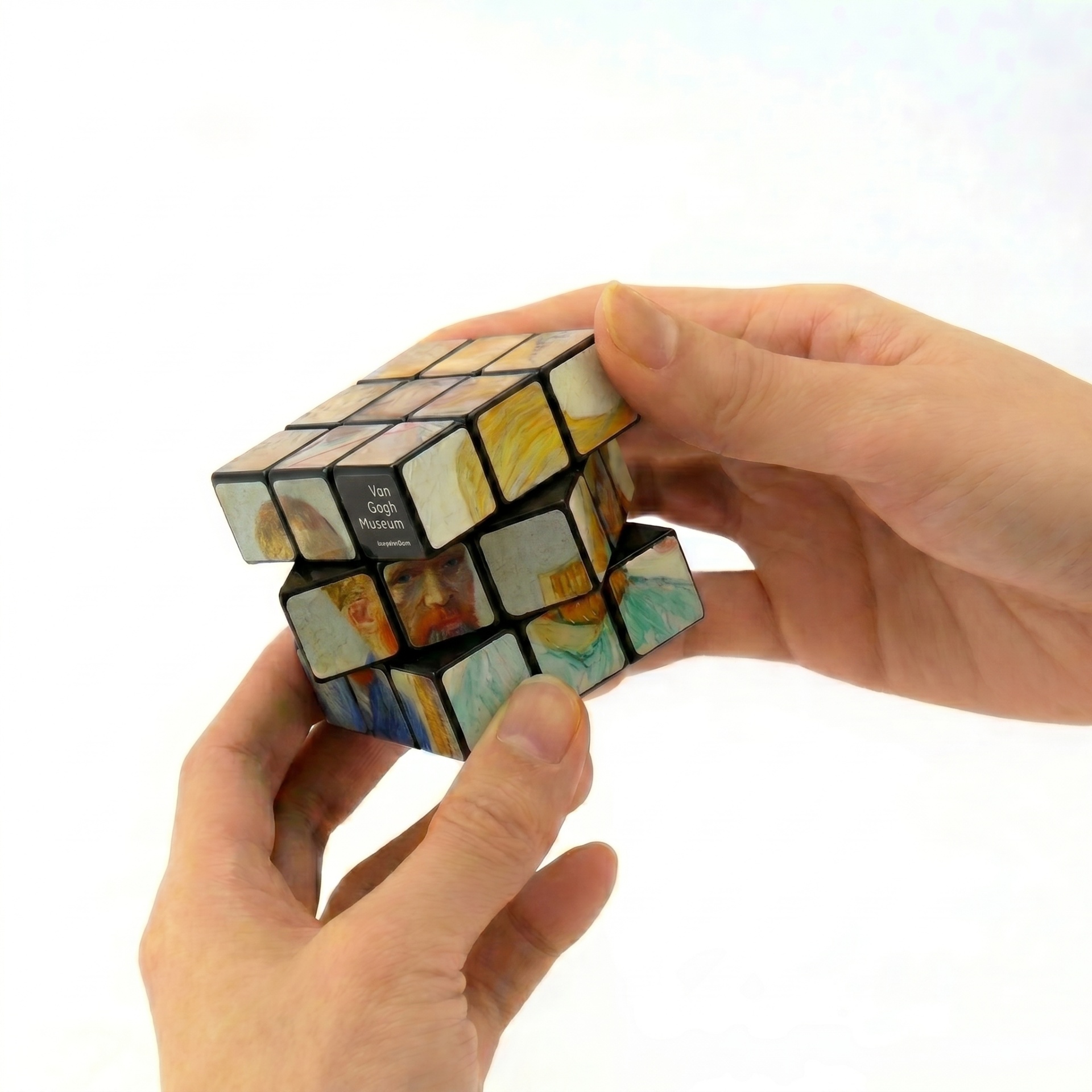 Rubik's Cube personnalisé Van Gogh Museum tenu en main, souvenir de musée collectionnable