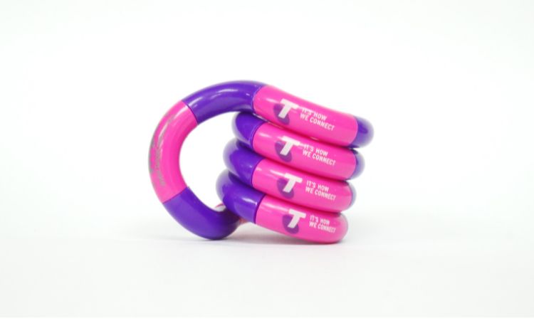 Tangle® personnalisé aux couleurs d'une marque, fidget publicitaire anti-stress